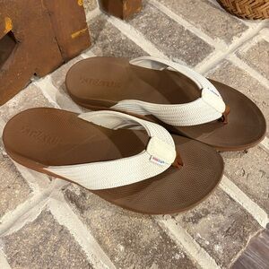 Xtratuf Women’s Auna Slip-Resistant Flip Flop Sandals Size 9 White/Brown